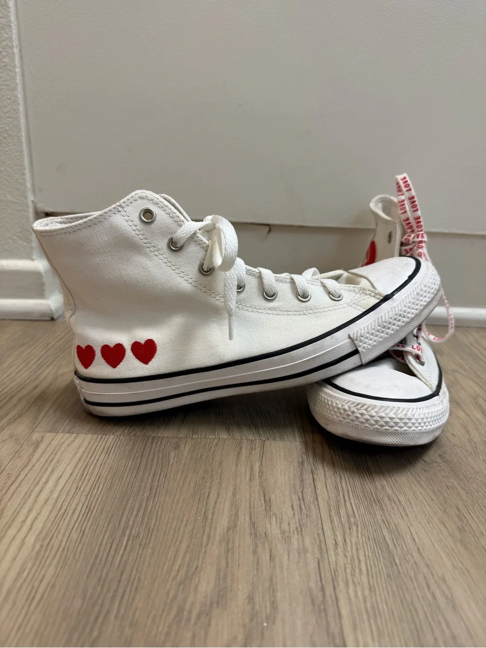Converse KIDS Chuck Taylor All Star Embroidered Hearts Sneakers (Size 6)